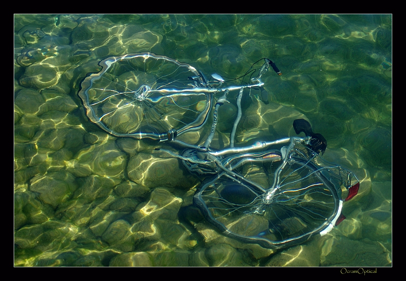 waterfiets.jpg - Fiets in water, Luzern, juni 2008.